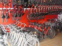 L'intérieur de la boutique avec les vélos en stock.